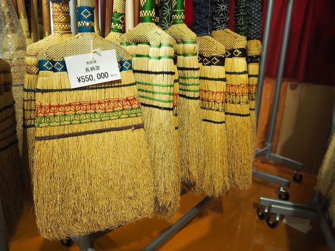 長柄箒は55万円