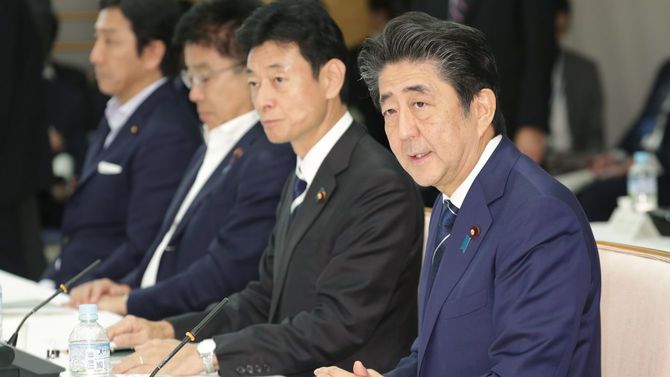全世代型社会保障検討会議で発言する安倍晋三首相（右端）。左隣は西村康稔社会保障改革担当相＝2019年9月20日、首相官邸