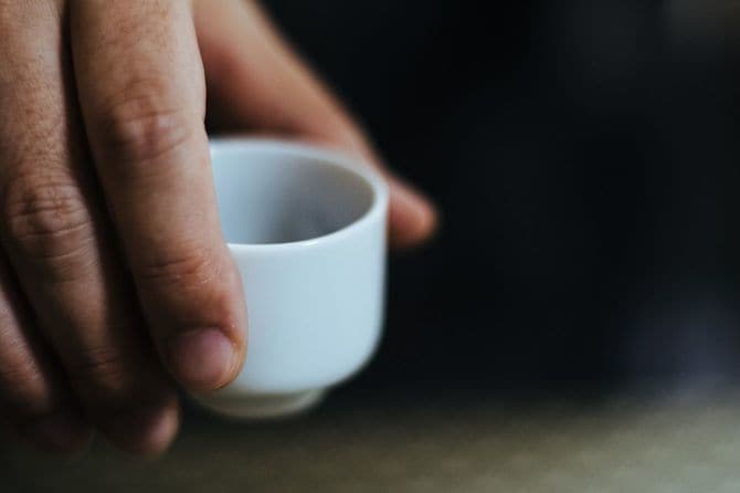ひとり酒は酒量が増えやすく、アルコール依存症のリスクも高くなる（※写真はイメージです）