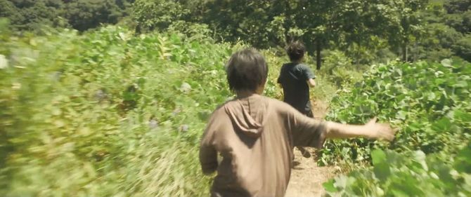 【図4】陽光が降り注ぐなか、湊と依里は楽しそうに駆けていく。