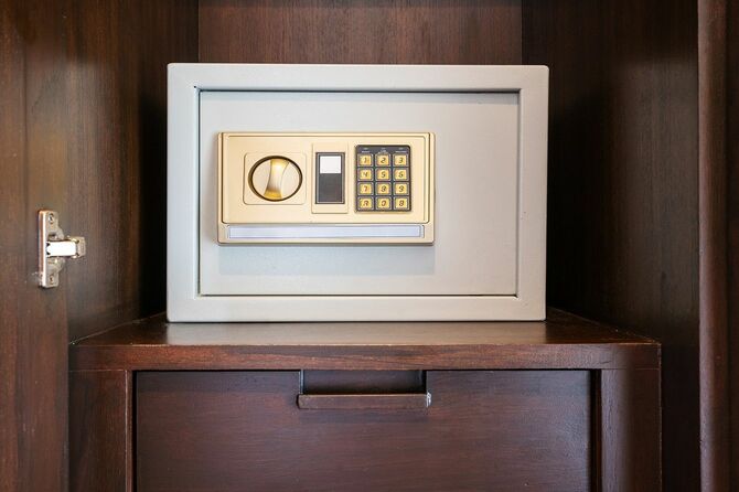 木製ワードローブに電子パスワード付きセーフティボックス