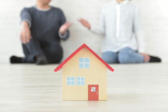 住宅の問題について話すカップル