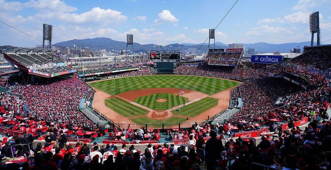 広島市民球場（マツダスタジアム）