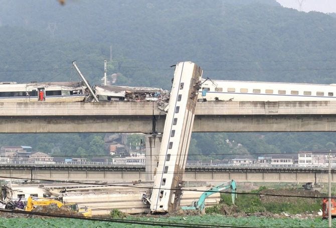 中国高速鉄道・脱線事故現場