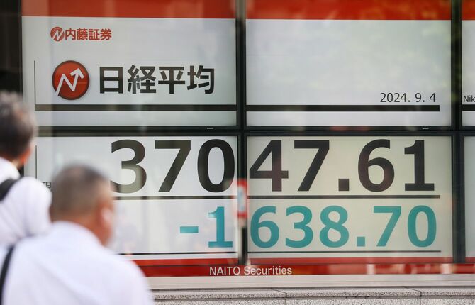 日経平均株価の終値を示すモニター=2024年9月4日午後、東京都中央区