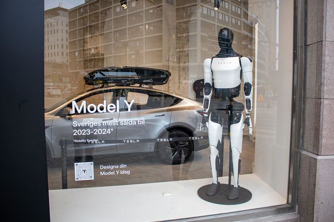 ショーウインドーに展示された人型ロボット「オプティマス」