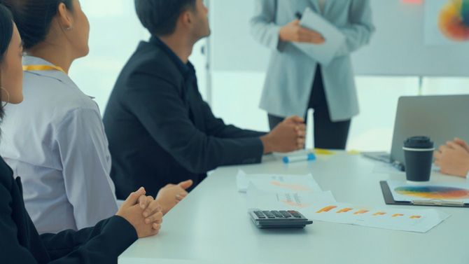 会議室で会議をする人々