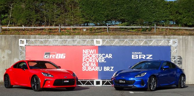 トヨタ「GR86」（左）とスバル「BRZ」（右）