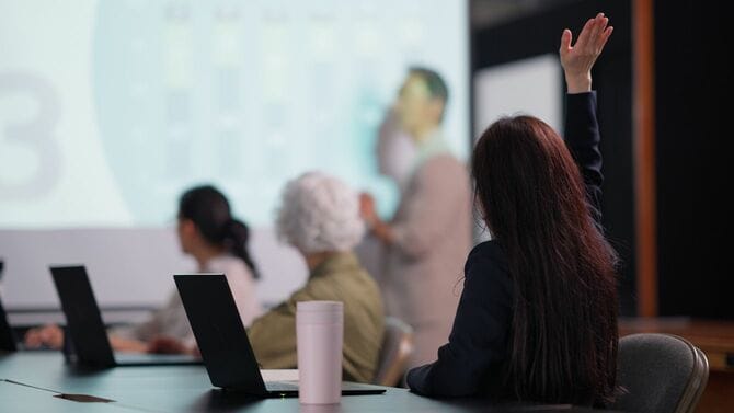 会議室でのビジネススピーチに質問するビジネスウーマン