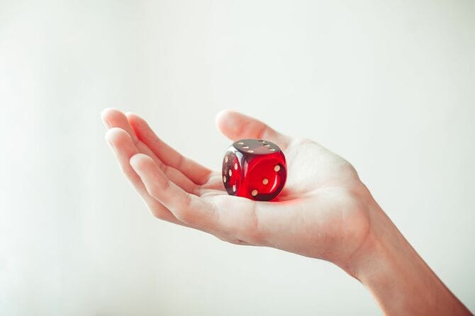 手に赤いサイコロ