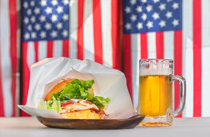 背景にアメリカ合衆国の国旗に対してラガーのパイントと佐世保バーガー