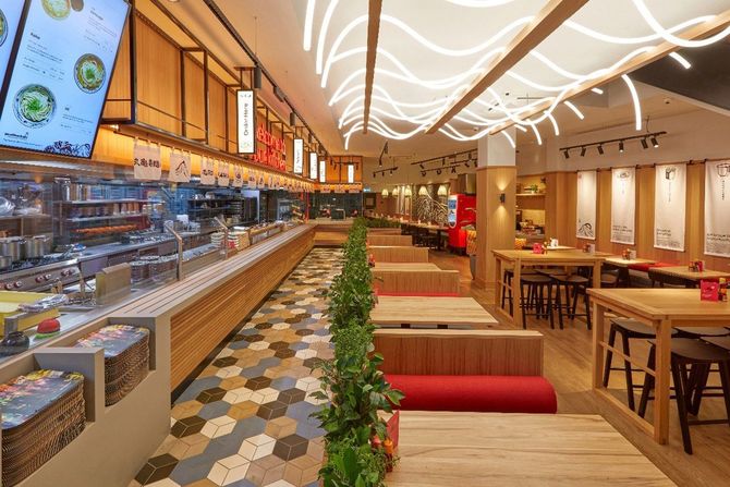 タムジャイも丸亀製麺と同じオープンキッチンを採用している。