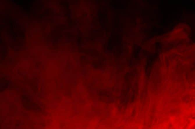 暗闇で燃え盛る炎