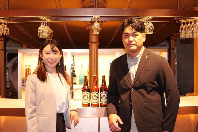 サッポロラガービール・ブランドマネージャーの桑村美里さん（左）とサッポロビール・外食統括部の内藤誠俊さん（右）