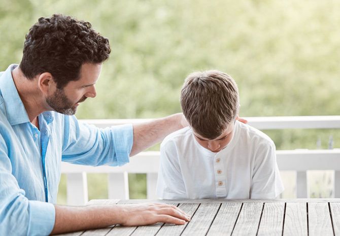 落ち込む息子を慰める父親