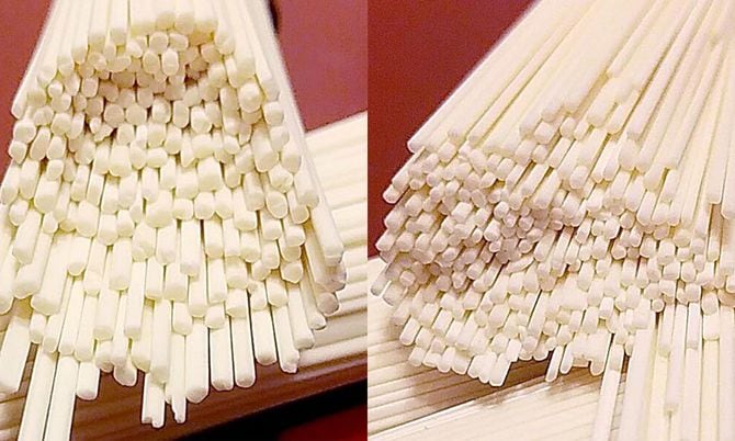 左：半田そうめん、右：一般的な細いそうめん