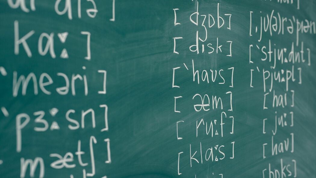 ｢right now｣を｢ライトナウ｣と言うのは恥ずかしい…カタカナ英語からネイティブ英語に"劇的変化"させるコツ 日本語の｢だから｣が｢だっ｣で通じるのと同じ