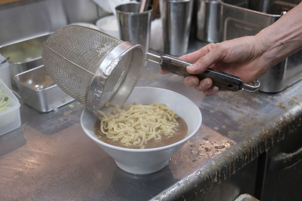 ラーメンを作る高田さん