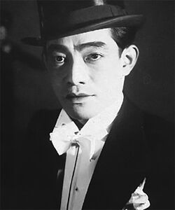榎本健一（1945年、写真＝東芝EMI／PD-Japan-oldphoto／Wikimedia Commons）