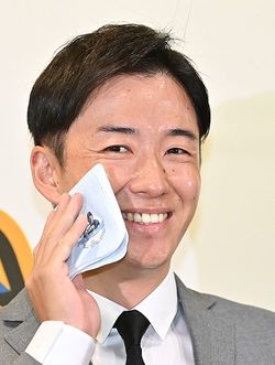 引退記者会見でハンカチを手にする日本ハムの斎藤佑樹投手