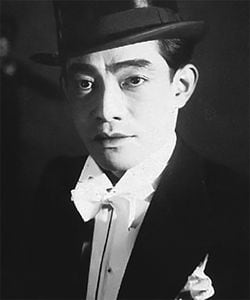 榎本健一(1945年、写真=東芝EMI/PD-Japan-oldphoto/Wikimedia Commons)
