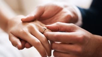 失ったのは高い婚約指輪だけじゃなかった…結婚30年､家族に献身し続けた最愛の55歳妻を襲った病魔