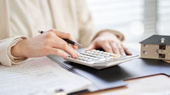 名目賃金が｢34年ぶりの伸び｣でも喜べない…9月からの｢値上げの秋｣で家計を守る人が最初に見直す"保険料"