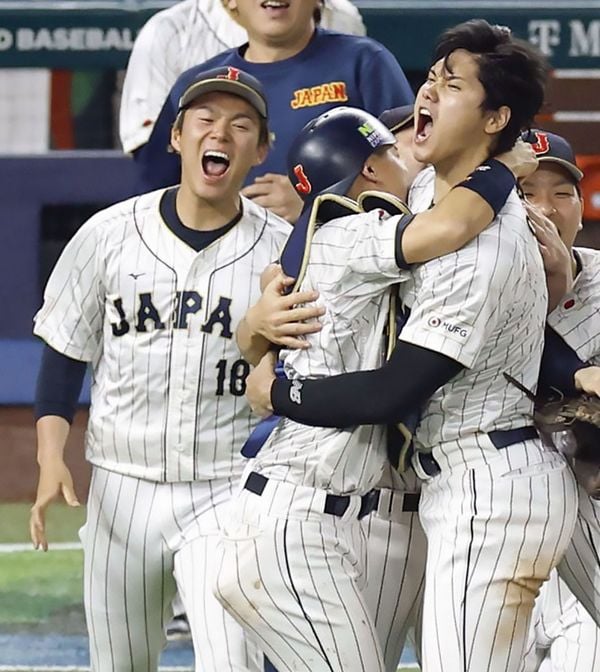 2023年3月、WBC決勝で米国を破って優勝を果たし、大喜びの大谷翔平（手前右）と山本由伸（左）ら＝マイアミ