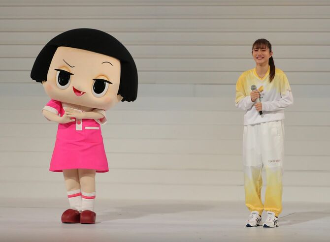 東京パラリンピック1年前カウントダウンセレモニーで話をするNHKのキャラクター「チコちゃん」（左）と女優の石原さとみさん