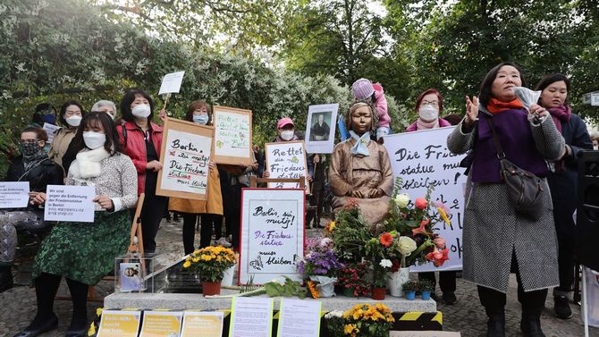 10月13日、ドイツ・ベルリン市ミッテ区に設置された少女像前で、設置許可取り消しに抗議する人々