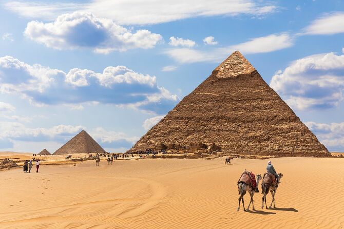 ギザの砂漠のピラミッド