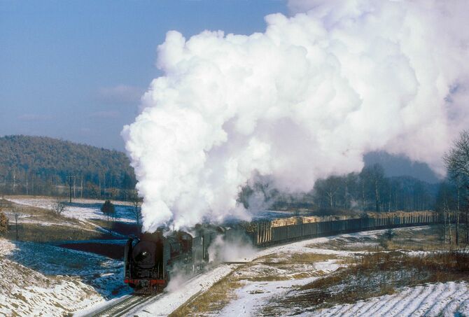 中国黒龍江省北部の雪景色を走る列車