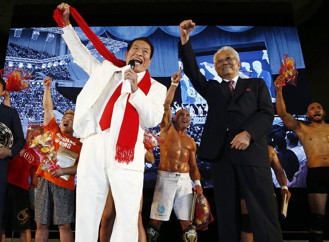 北朝鮮の平壌で開催された国際プロレス大会が閉幕し、あいさつを終えて気勢を上げるアントニオ猪木参議院議員（手前左、次世代の党）ら。