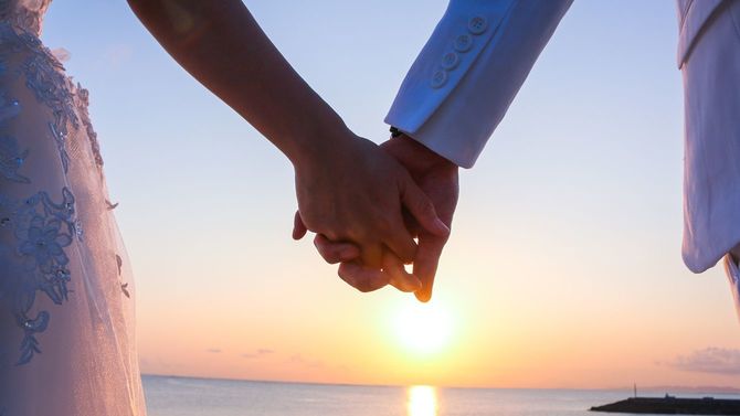 挙式したばかりの新郎新婦