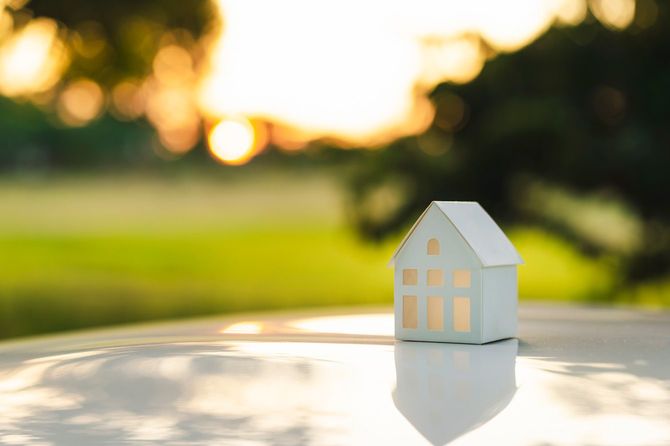 木製のテーブルに乗った小さな家