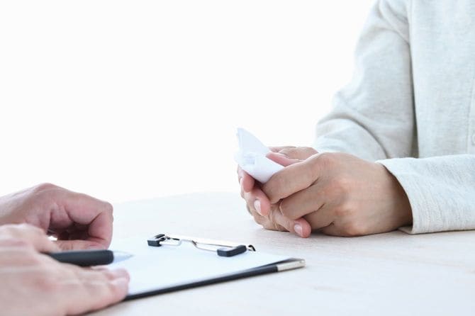 医師とハンカチを持つ女性