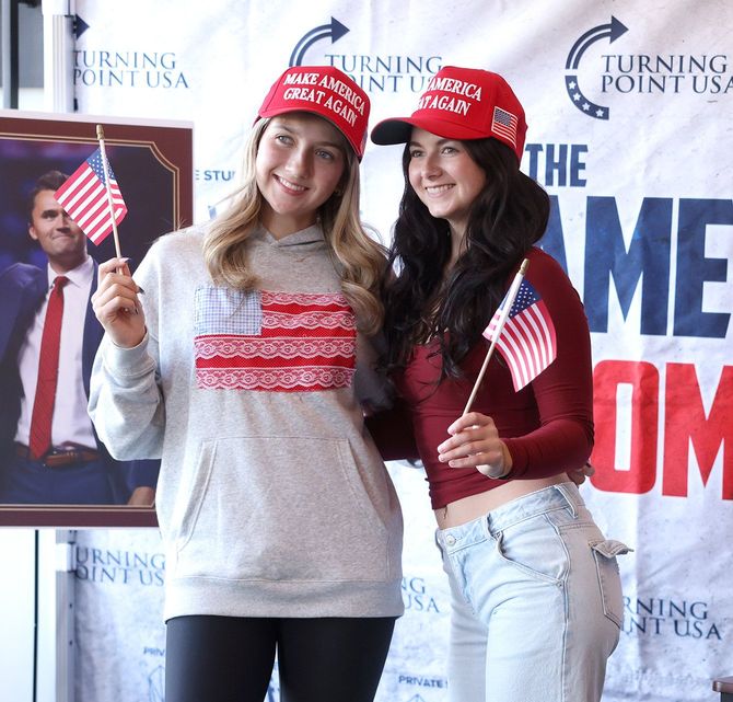 ノースダコタ州グランドフォークスのチェスター・フリッツ・オーディトリアムで開催された「This Is The Turning Point」ツアーのノースダコタ大学公演に参加した観客たち