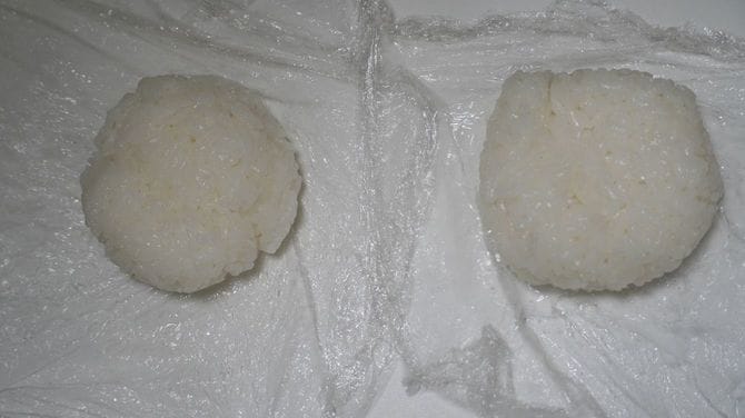 冷めているおにぎり。これも見た目はわかりにくいが、食感がかなり異なった。左が象印、右がタイガー