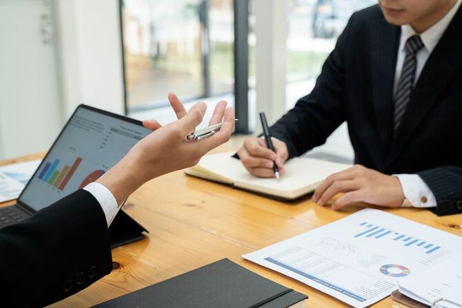 投資について話し合うビジネスマン