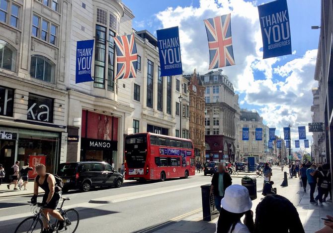 「Thank you our heroes」(ヒーローたちに感謝)。パンデミック中、イギリスでは国民医療制度を支える病院で働く人たちへの感謝を、さまざまな場所で示した。