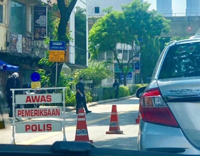 首都クアラルンプールでは至るところで検問が行われ、行き交う車の通行理由などが細かく問われている