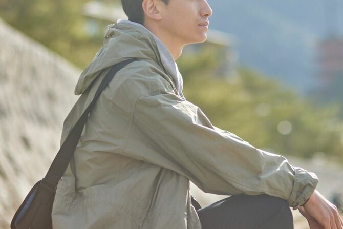 一人旅を楽しむ青年