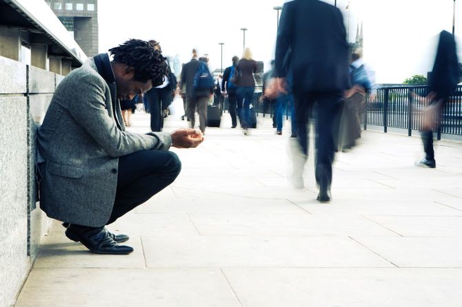 道で座り込む人