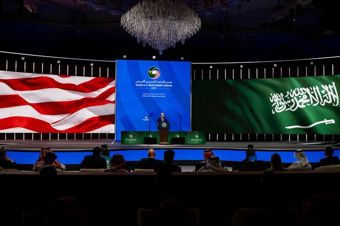 米サウジ投資フォーラムで演説を行うトランプ大統領