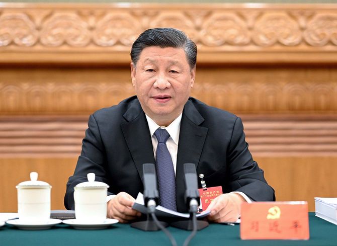 2022年10月18日、第20回党大会主席団第2回会議を主宰する習近平氏。