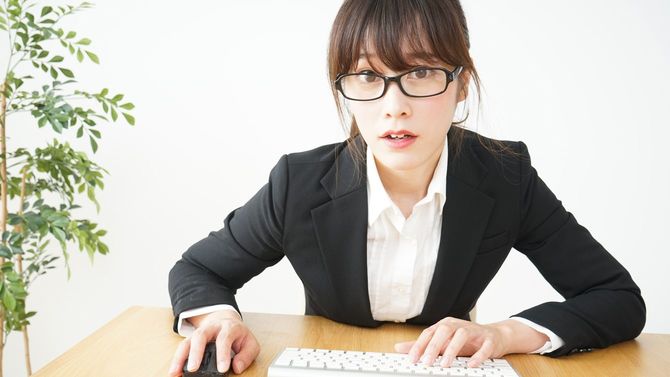コンピュータを使用する若いビジネスウーマン