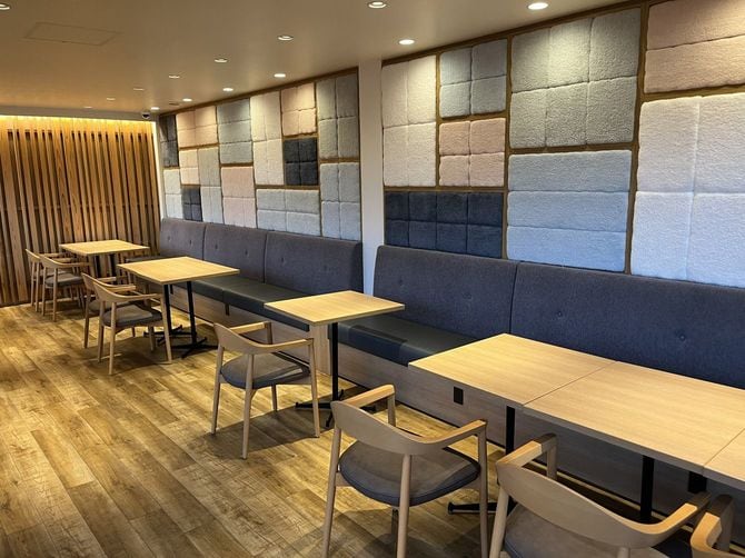 ショップに併設されたカフェ。壁面にタオルが敷き詰められている