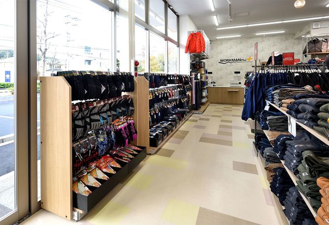 ワークマンプラス路面店の内観。値札を見ずに買い物をする人が多いという。