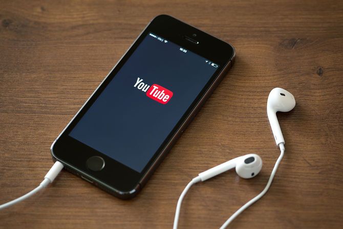 YouTubeのロゴが表示されたスマホの画面