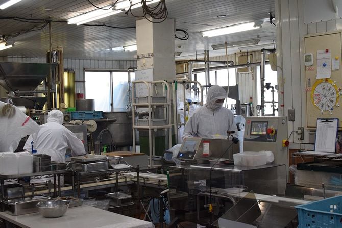 本店2階の製造工場で作業をするスタッフ